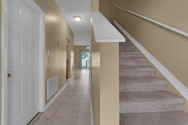 Building Photo - "Charming 3-Bed Townhouse Retreat with 2.5...