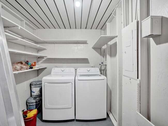 Building Photo - 3747 E Valley Green Dr