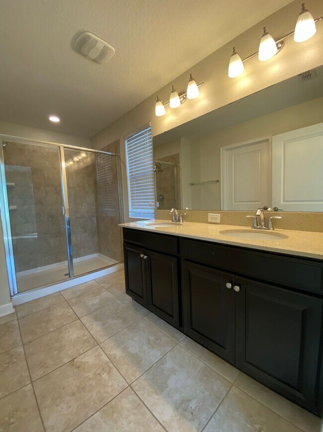 Building Photo - Spacious 4-Bedroom Home in Prime Winter Ga...