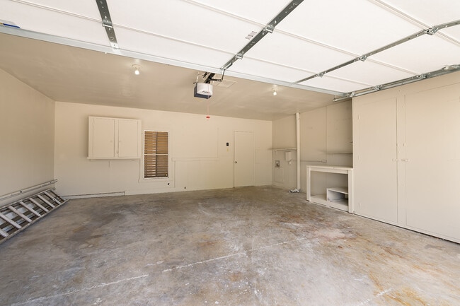 Building Photo - 1940 Leslie Dr