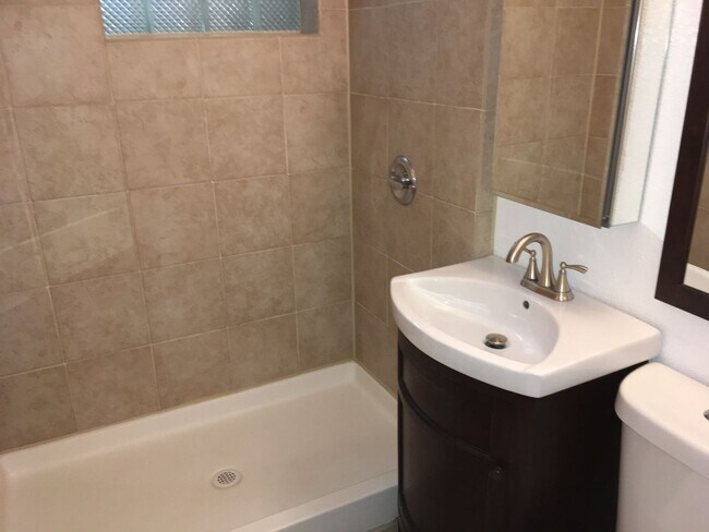 Building Photo - 4 BR, 3 FULL BATHS, Great TABLE MESA Neigh...
