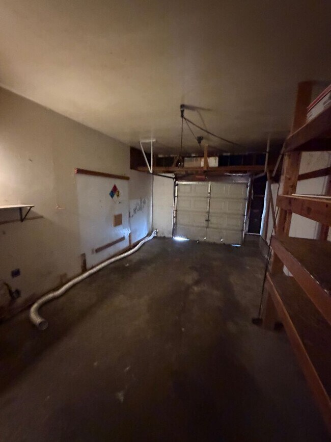 Building Photo - 3 bedroom 1 bath duplex