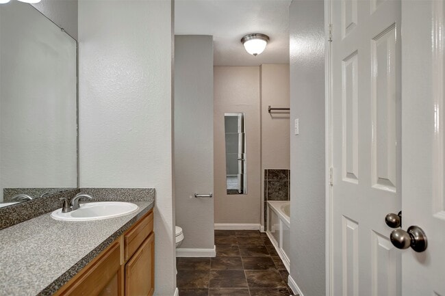 Building Photo - 1930 Greenbriar Colony Dr