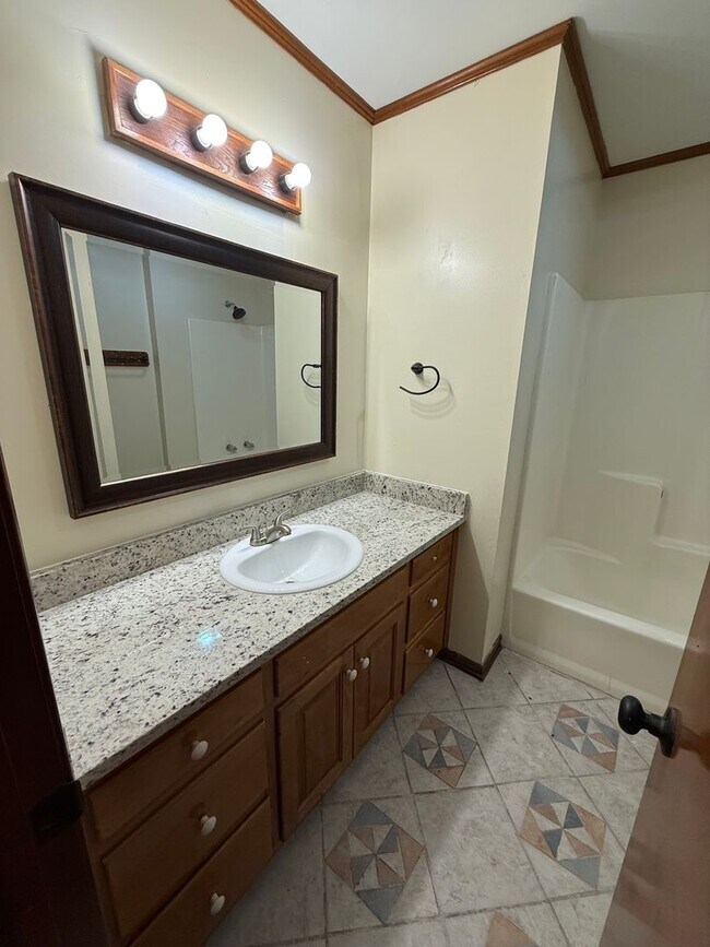 Building Photo - 3BD 2BA FLAT APARTMENT DOWNSTAIRS