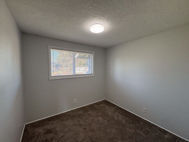 Building Photo - 3 Bedroom 1 Bath in Churchill Neighborhood