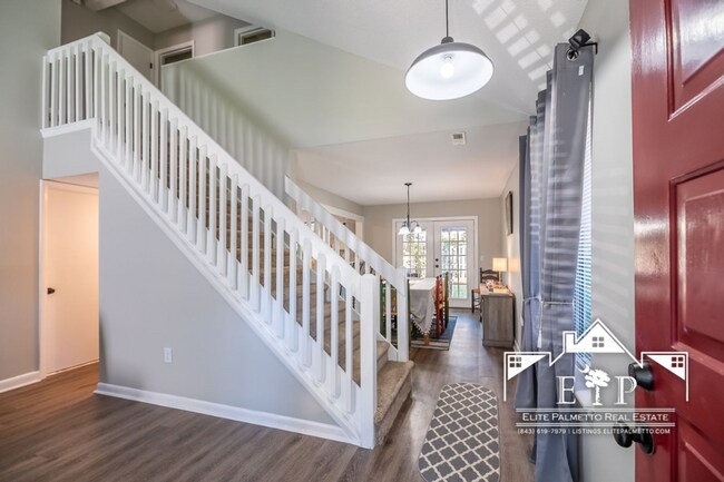 Building Photo - Charming and Spacious Home