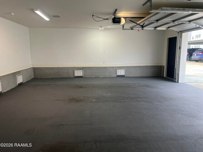 Building Photo - 1521 Camellia Blvd