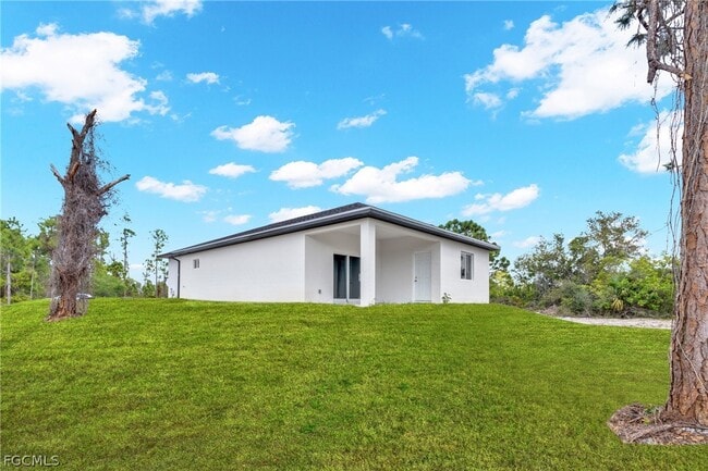 Building Photo - 724 Lamar St E