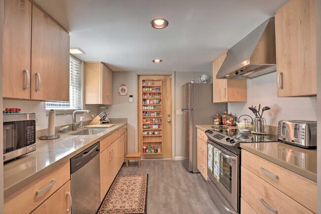 Building Photo - 40 Longfellow Cir