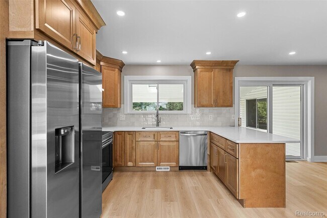 Building Photo - 6552 Orion Rd