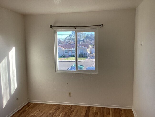 Building Photo - NOW AVAILABLE!! 2 BEDROOM 1.5 BATH GUSTINE APARTMENT