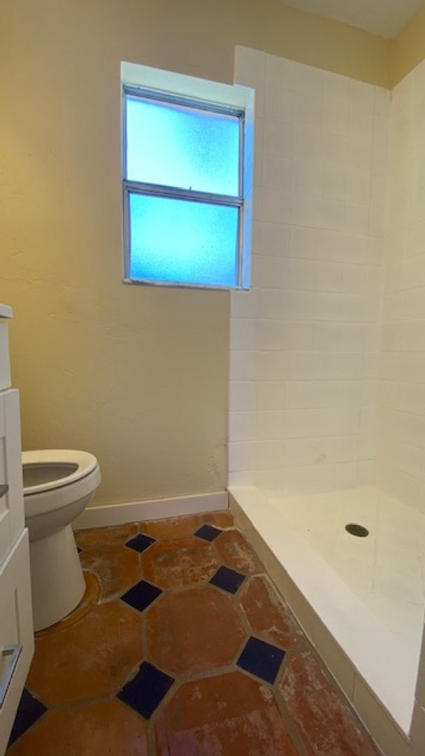 Building Photo - Small & Quaint Studio Tiny Home!! Fully Tiled with Carport!!