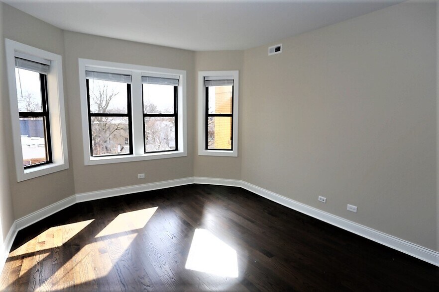 Building Photo - 2228 N Sawyer Ave