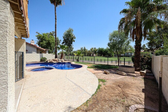 Building Photo - Stunning 3 bedroom, 2.5 bathroom Gold Cour...