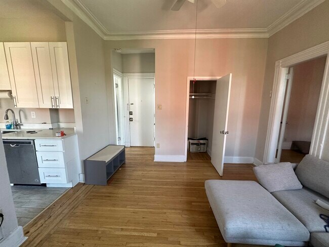 Building Photo - 1042 Park Ave