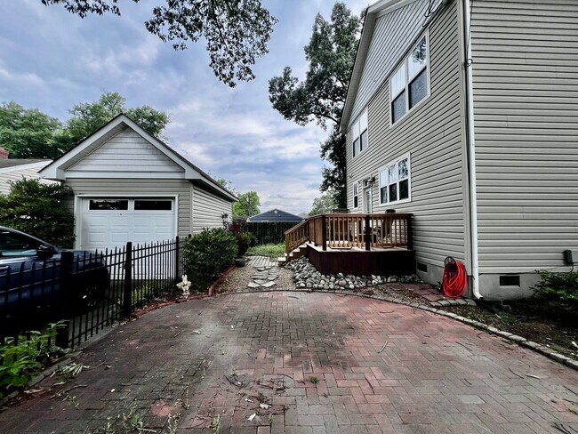 Building Photo - Gorgeous Home in the heart of Bayview Beach