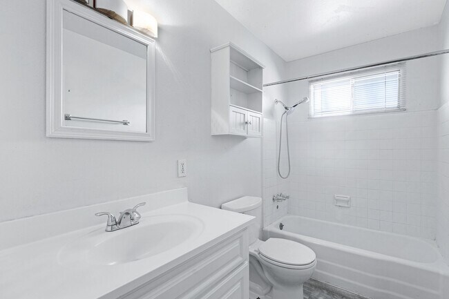 Building Photo - 4 Bedroom House Located in Tempe!