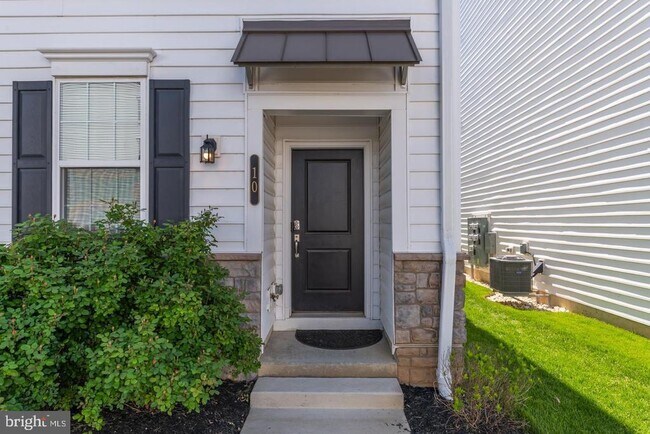 Building Photo - 10 Manchester Dr