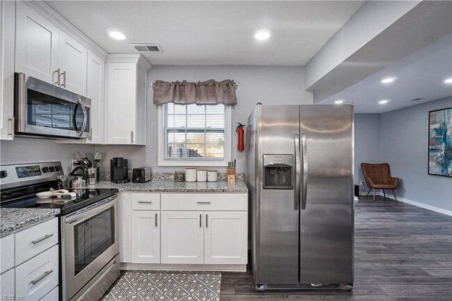 Building Photo - Spacious VB Townhouse!