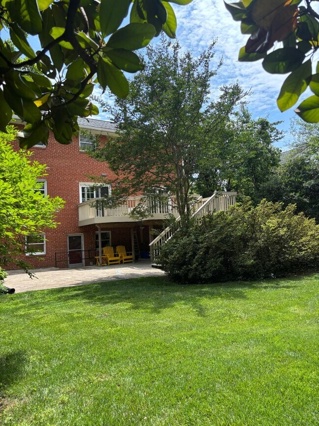 Building Photo - Beautiful Colonial In the Fernwood subdivision in Bethesda