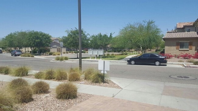 Building Photo - Great 4 bed 2.5 home near community pool!
