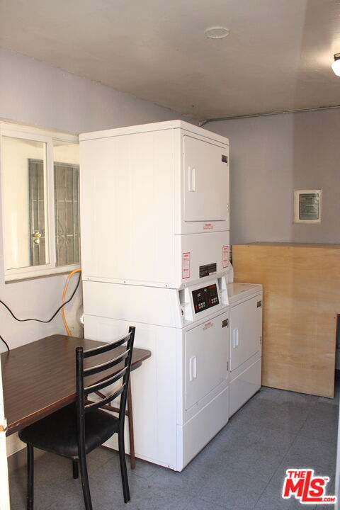 Building Photo - 115 N Oak St