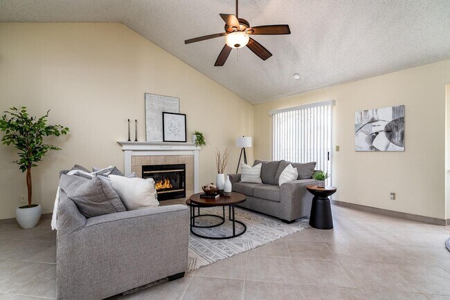 Building Photo - Beautiful 3 bedroom home in Clovis!