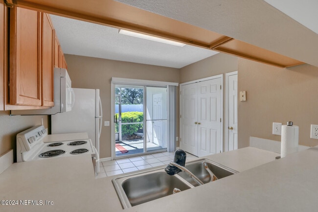 Building Photo - 12311 Kensington Lakes Dr