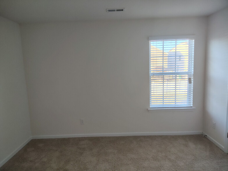 Building Photo - Room in House on Pennyroyal Wy