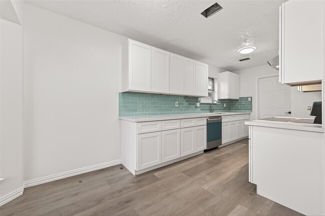 Building Photo - 16235 La Terra Dr