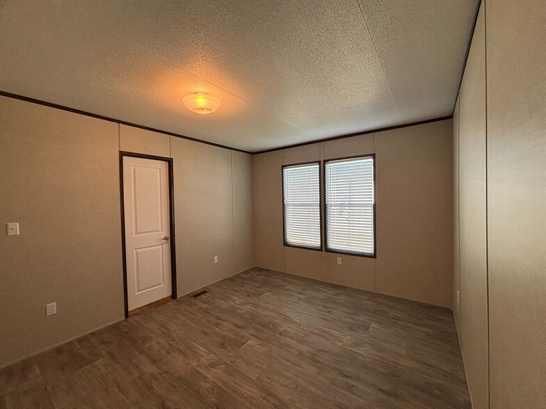 Building Photo - 204 Linda St