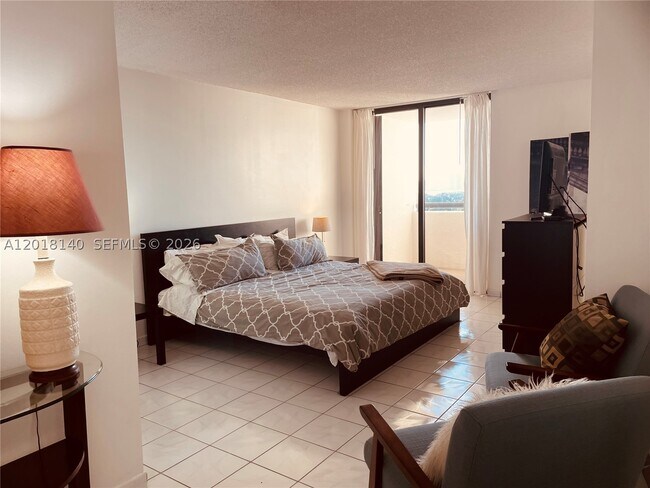 Building Photo - 2555 Collins Ave