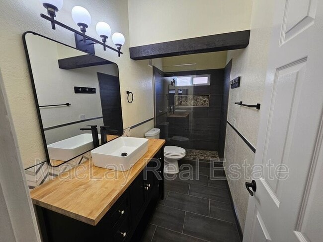 Building Photo - 4024 E Hiddenview Dr