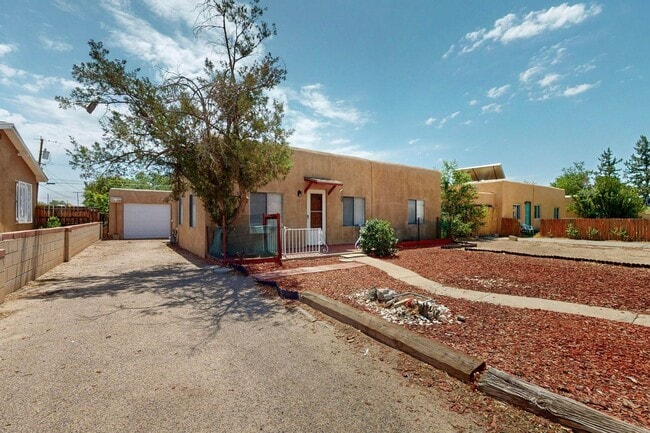 Building Photo - NEAR NORTH VALLEY PUEBLO 2 Bedroom  1 Bath...