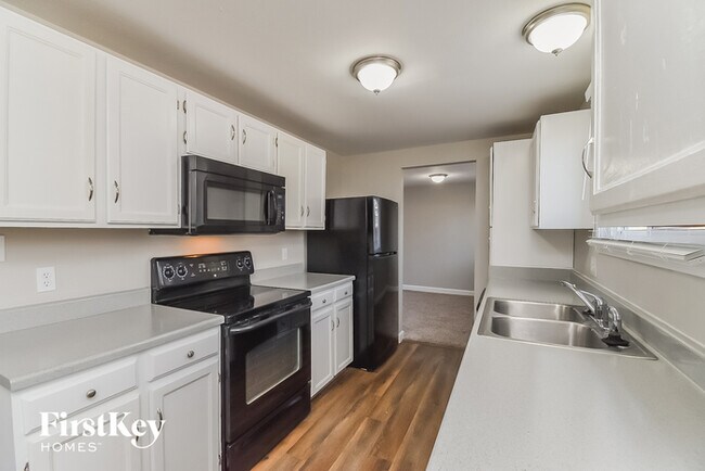 Building Photo - 2213 Moccassin Dr