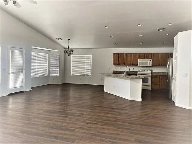 Building Photo - Stunning 3-bedroom 2 bath with SOLAR