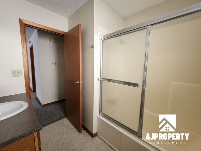 Building Photo - 2 Bedroom 1 Bathroom Near Edison Middle School