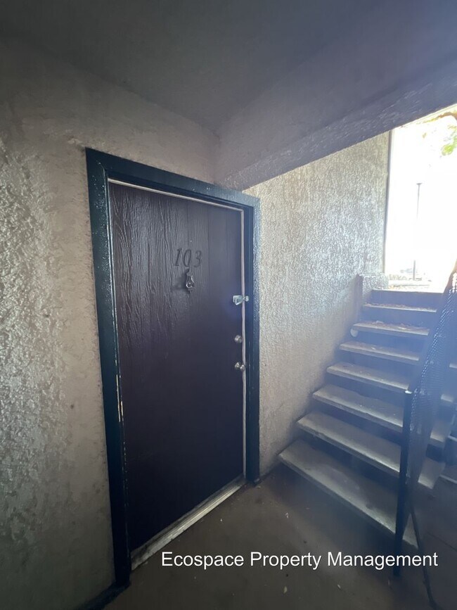 Building Photo - 2 Bedroom 1 Bathroom Apartment in Aurora!