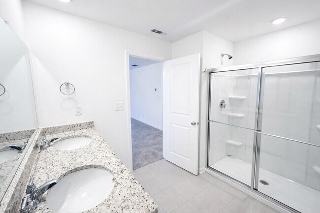 Building Photo - Like New 5 Bedroom Home with Community Amenities