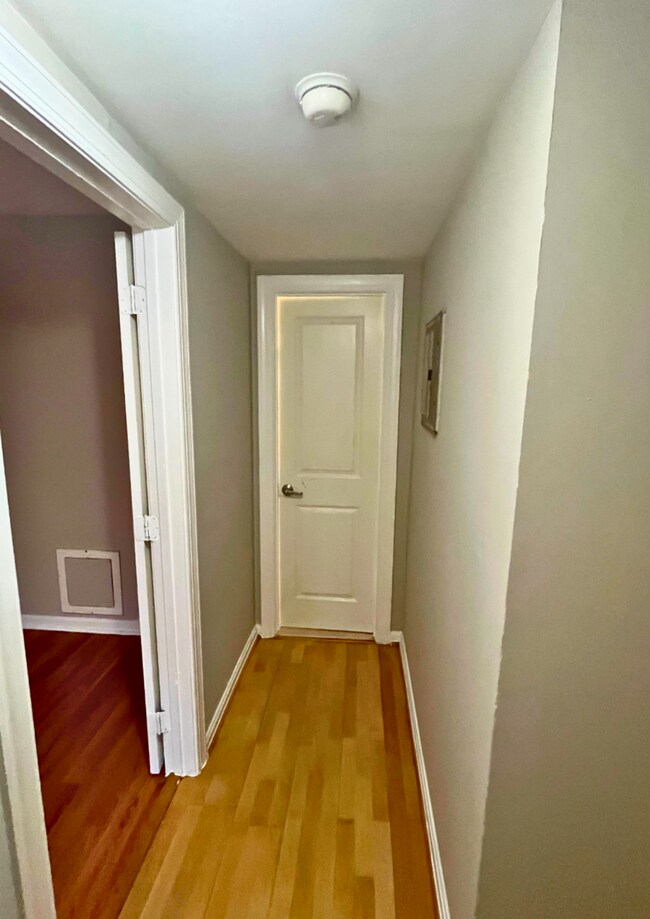 Building Photo - Modern 2-Bedroom Apartment with In-Unit La...