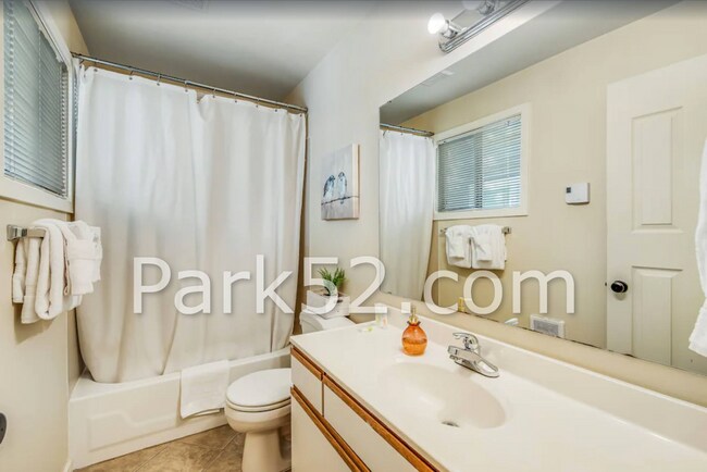 Building Photo - 1 Bedroom Unit in Tacoma Tri-Plex With Washer & Dryer!