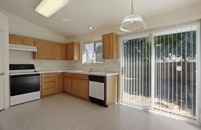 Building Photo - 5451 Governor Cir