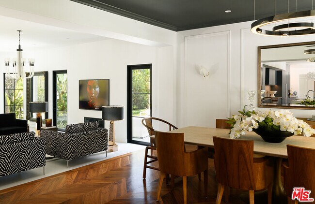 Building Photo - 5192 Parkway Calabasas