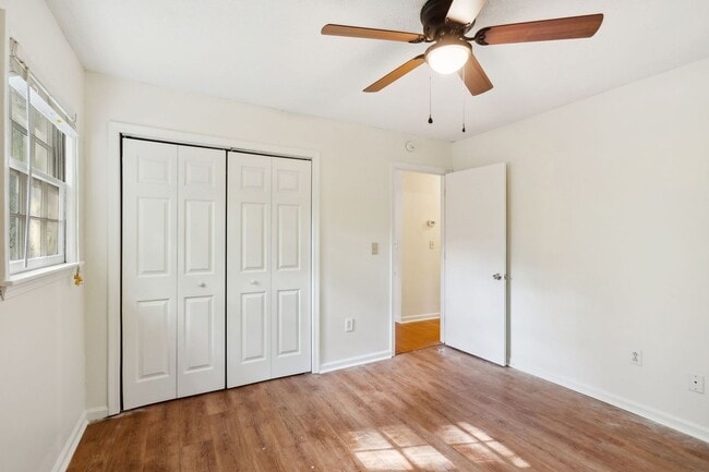 Building Photo - 3BR/2BA Home with Fireplace and Fenced Yar...