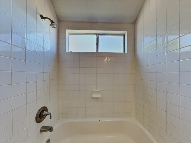 Building Photo - 22806 Tara Way Dr