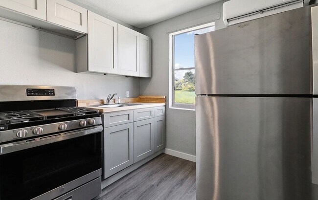 Building Photo - Clean Studio Apartment Near Uptown