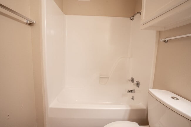 Building Photo - Updated 3-Bedroom Townhome with First-Floor Primary Suite