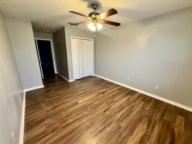 Building Photo - 3 bedroom 2.5 bath Oakcrest Townhome with Laminate and Tile flooring Throughout, and a 1 Car Garage!