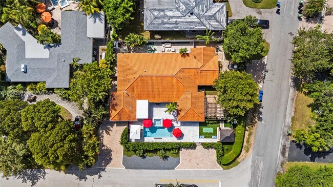 Building Photo - 2600 NE 15th St