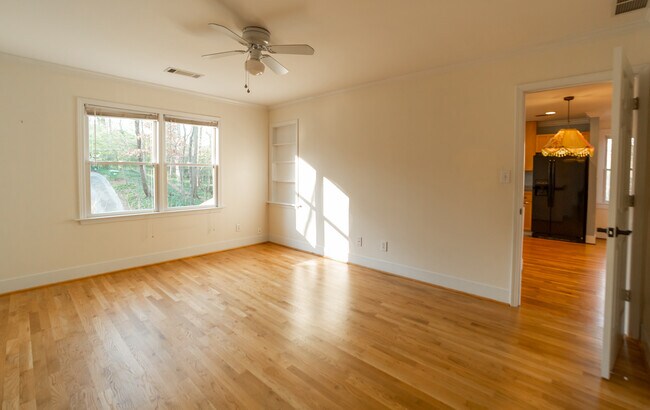 Building Photo - 333 Mathews Ave NE